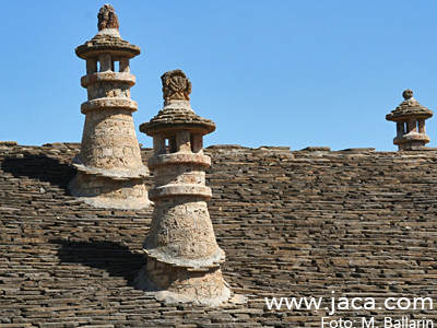 El camino atraviesa este lugar con nombre de castillo en el que sobresale la torre de la iglesia románica de San Miguel. Aquí se guarda uno de los mayores tesoros de la ruta jacobea, en la que Castiello tiene fama de ser el pueblo de las cien reliquias. 