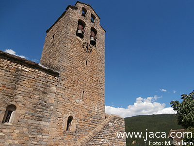 El camino atraviesa este lugar con nombre de castillo en el que sobresale la torre de la iglesia románica de San Miguel. Aquí se guarda uno de los mayores tesoros de la ruta jacobea, en la que Castiello tiene fama de ser el pueblo de las cien reliquias.
