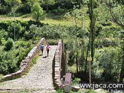 De Canfranc se sale cruzando el puente de Abajo, del Cementerio o de la Trinidad. Medieval, reconstruido en 1599, su silueta es una de las más preciadas del Camino de Santiago. 