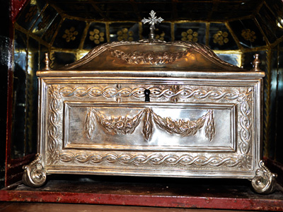 Al abrir el paquete aparecieron unas reliquias entre las que se nombran una astilla de la cruz en la que clavaron a Jesucristo y una espina de la corona que le colocaron. Se guardan en el altar mayor de la iglesia de San Miguel dentro de una arqueta de plata.