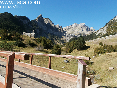 Los demás deben seguir las señalizaciones que sugieren atravesar la carretera, el barranco de Rioseta y sumergirse en una senda algo abrupta que atraviesa un precioso bosque y pasa junto a algún que otro búnker. 