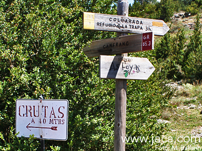 Hasta Villanúa, los peregrinos tienen el honor de pisar uno de los tramos originales mejor conservados del Camino de Santiago. Esta población también surgió en torno a la ruta jacobea. Pedro I la donó al monasterio de Santa Cruz de la Serós y luego a diversos señoríos. 