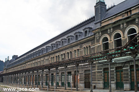 Desde el punto de vista arquitectónico, la Estación de Canfranc consta de un edificio principal (241 metros de longitud, una anchura de 12 metros y medio, 75 puertas por cada lado y tantas ventanas como días tiene un año, 365), varios muelles para trasbordo de mercancías, y el depósito de máquinas. 