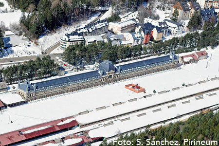 Desde antiguo - tal vez desde época romana - hasta la actualidad, las comunicaciones interfronterizas han marcado el origen y la evolución histórica del valle: el Somport - también llamados en tiempos el puerto de Canfranc - es el paso fronterizo menos abrupto y más transitado de todo el Pirineo central. 