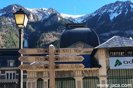 La Estación Internacional de Canfranc fue declarada, por el Gobierno de Aragón, Bien de Interés Cultural, en la categoría de Monumento, el 6 de marzo de 2002. Propiedad del Gobierno de Aragón desde enero de 2013, cuando el Ministerio de Fomento y el Gobierno de Aragón formalizaron su adquisición por 310.000 euros, la Estación de Canfranc está siendo rehabilitada durante los últimos años. 