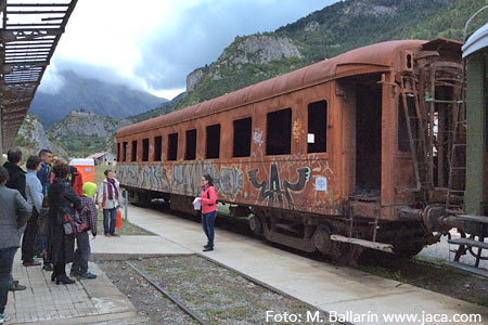 En 2013 se iniciaron las visitas guiadas a la Estación internacional. Gestionadas por la Oficina de Turismo de Canfranc, tienen una duración de 45 min. y aforo limitado. Se visita el paso subterráneo y vestíbulo y es imprescindible reservar previamente. Más info