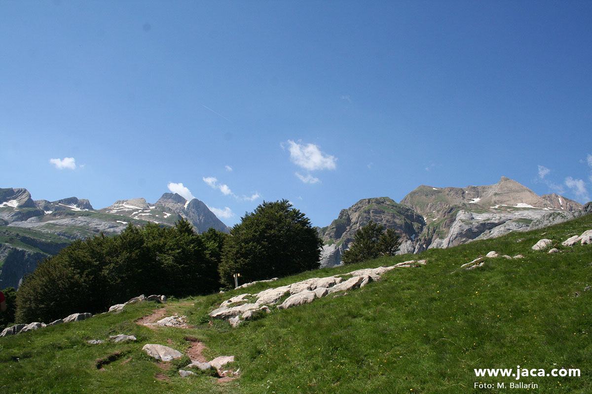 El ibón de Estanés es uno de los ibones pirenaicos más visitados, sobre todo desde la vertiente francesa, por su accesibilidad y magníficas vistas del Pirineo.
