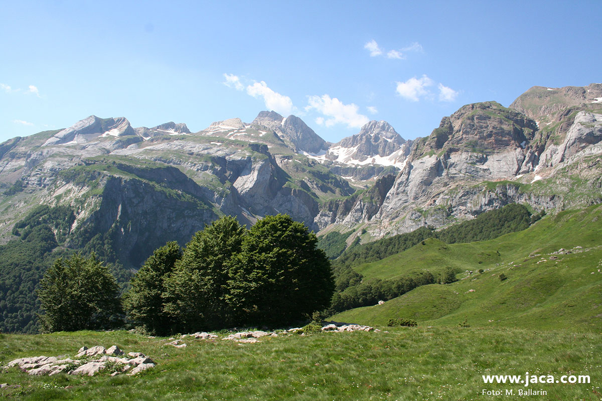 El ibón de Estanés es uno de los ibones pirenaicos más visitados, sobre todo desde la vertiente francesa, por su accesibilidad y magníficas vistas del Pirineo.