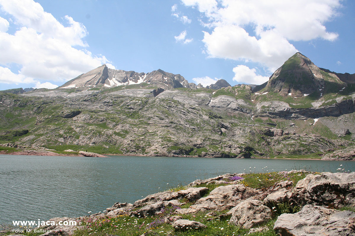 El ibón de Estanés es uno de los ibones pirenaicos más visitados, sobre todo desde la vertiente francesa, por su accesibilidad y magníficas vistas del Pirineo.