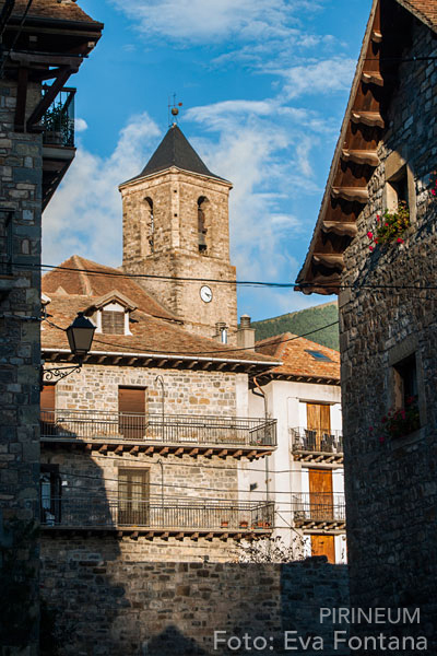 Hecho ( o Echo) destaca por su bien conservado conjunto urbano, famoso por su particular arquitectura tradicional, presidida por la monumental iglesia parroquial de San Martín. 