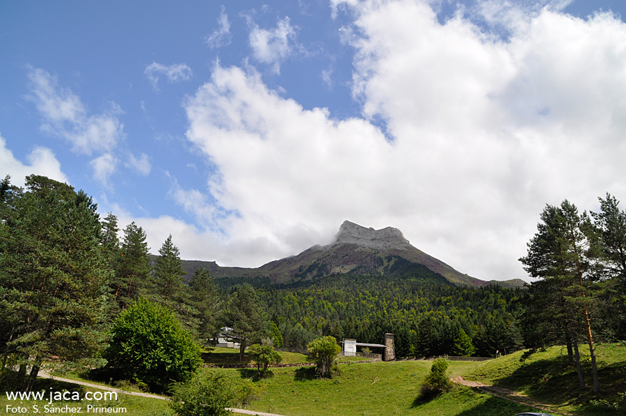 Castillo de Acher desde Oza