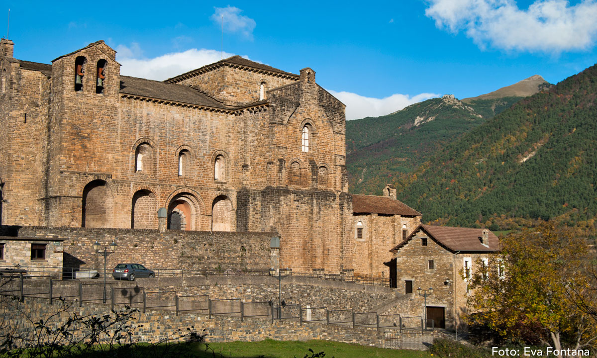 Se cree que fue una abadía carolingia, cuya primera noticia documental data de 808-821, la copia de un diploma en el se habla de la fundación de un cenobio por el Conde aragonés Galindo Garcés, tras una donación de terrenos. 