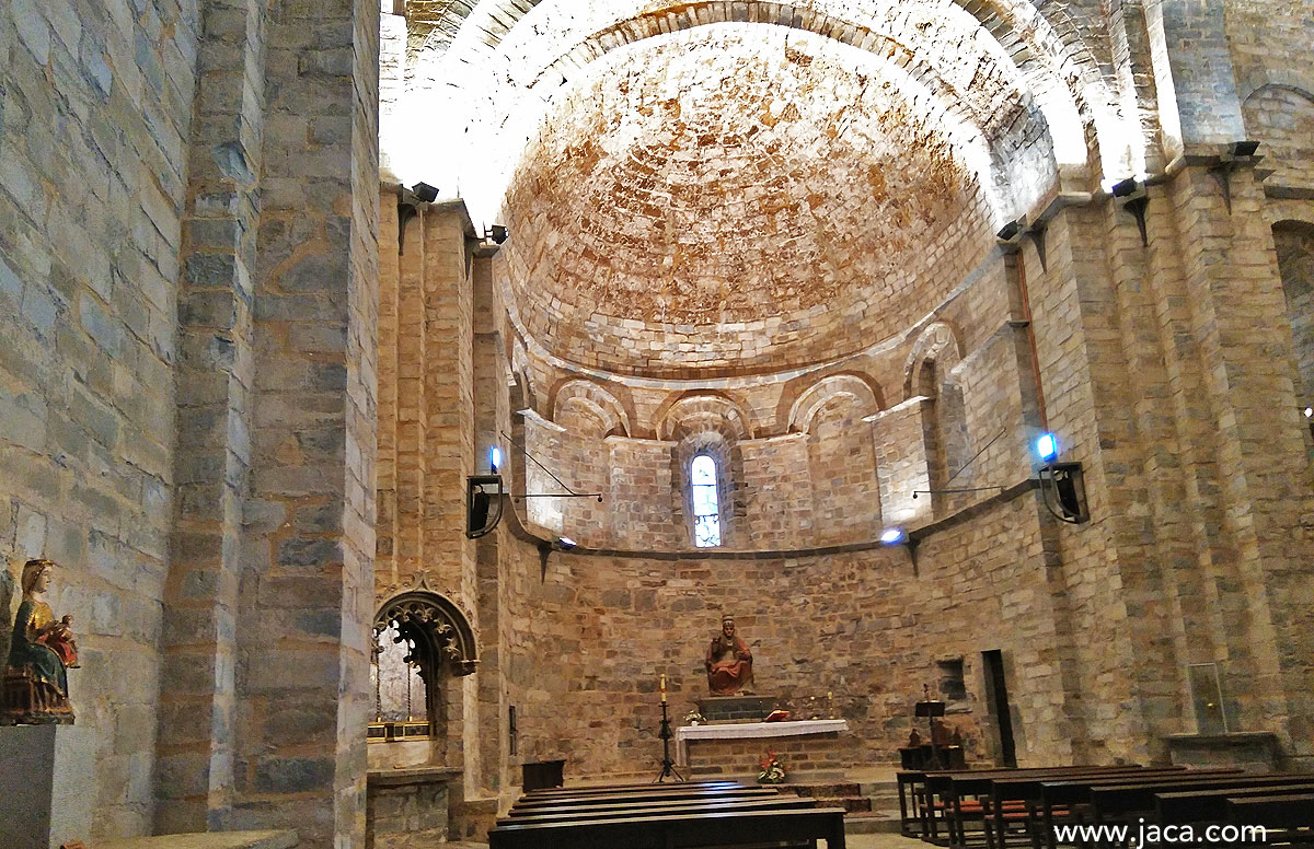 Adscrita a la Catedral de Jaca en 1145, en 1252 se encontraba en ruinas y así, en el siglo XIII se llevó a cabo una restauración; en la fábrica original se empleó piedra caliza en hilada bien dispuestas, mientras que la segunda es de mampostería y tosca. En 1345, el padre Huesca refiere un incendio en el que perecieron ornamentos, alhajas y libros litúrgicos.