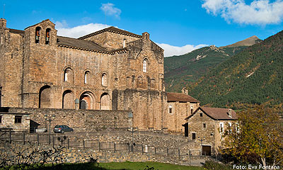 Monasterio de San Pedro de Siresa  El monasterio de San Pedro de Siresa, es probablemente uno de los primeros de Aragón. En el Valle de Hecho, se encontró según la leyenda, en un hueco abierto en el ábside, el Santo Grial que custodió entre los años 815 y 831... [Leer más] 