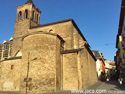 El recinto monástico se halla muy reformado y acapara su interés el doble conjunto eclesial: la cripta primitiva y el templo de San Ginés. La iglesia subterránea de Santa María fue conocida como la de San Salvador y es una estancia cubierta con bóveda y que se presentaba decorada con pinturas románicas.