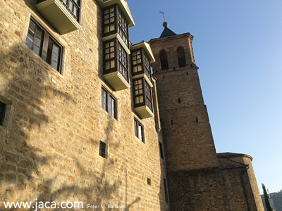 En 1555 se trasladaron a esta ciudad las monjas del monasterio de Santa Cruz de la Serós, o Sorores, a instancias de Felipe II, edificando el monasterio denominado vulgarmente «de las Benitas» por la regla seguida en él. 