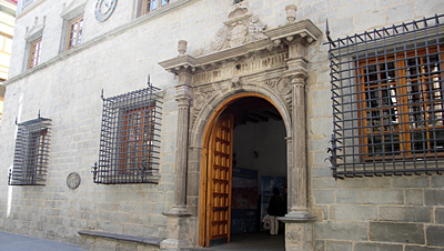 Ayuntamiento de Jaca, plateresco aragonés con elementos del orden toscano. En el interior, Campana de la Torre del Reloj. Destaca su archivo municipal con documentos como el Libro de la Cadena.