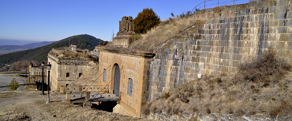 El Fuerte de Rapitán, cerrado a las visitas, nos ofrece una espléndida vista de Jaca, Oroel y el Campo de Jaca. Podemos acceder en coche o bien dando un paseo por el sendero señalizado que arranca después del Hospital.