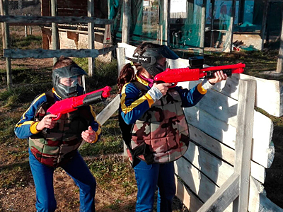 Muy cerca del centro de Jaca encontramos más de 5.000 metros cuadrados dedicados al Paintball, con dos escenarios adaptados para disfrutar de una emocionante experiencia: trincheras, torres, túneles, paredes con puertas… todo lo necesario para simular un escenario de combate.