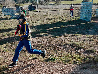 Muy cerca del centro de Jaca encontramos más de 5.000 metros cuadrados dedicados al Paintball, con dos escenarios adaptados para disfrutar de una emocionante experiencia: trincheras, torres, túneles, paredes con puertas… todo lo necesario para simular un escenario de combate.