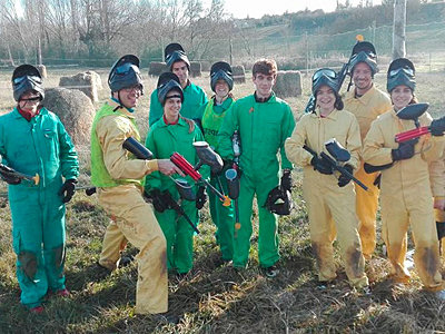 Muy cerca del centro de Jaca encontramos más de 5.000 metros cuadrados dedicados al Paintball, con dos escenarios adaptados para disfrutar de una emocionante experiencia: trincheras, torres, túneles, paredes con puertas… todo lo necesario para simular un escenario de combate.