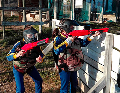 Muy cerca del centro de Jaca encontramos más de 5.000 metros cuadrados dedicados al Paintball, con dos escenarios adaptados para disfrutar de una emocionante experiencia: trincheras, torres, túneles, paredes con puertas… todo lo necesario para simular un escenario de combate.