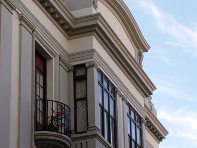 4 - mientras que en el núm. 20, casi frente a ella, luce el eclecticismo clasicista de la década de los treinta, un edificio en cuyos bajos se cobija la farmacia Borau, que con mimo conserva parte de su mobiliario de época (…)