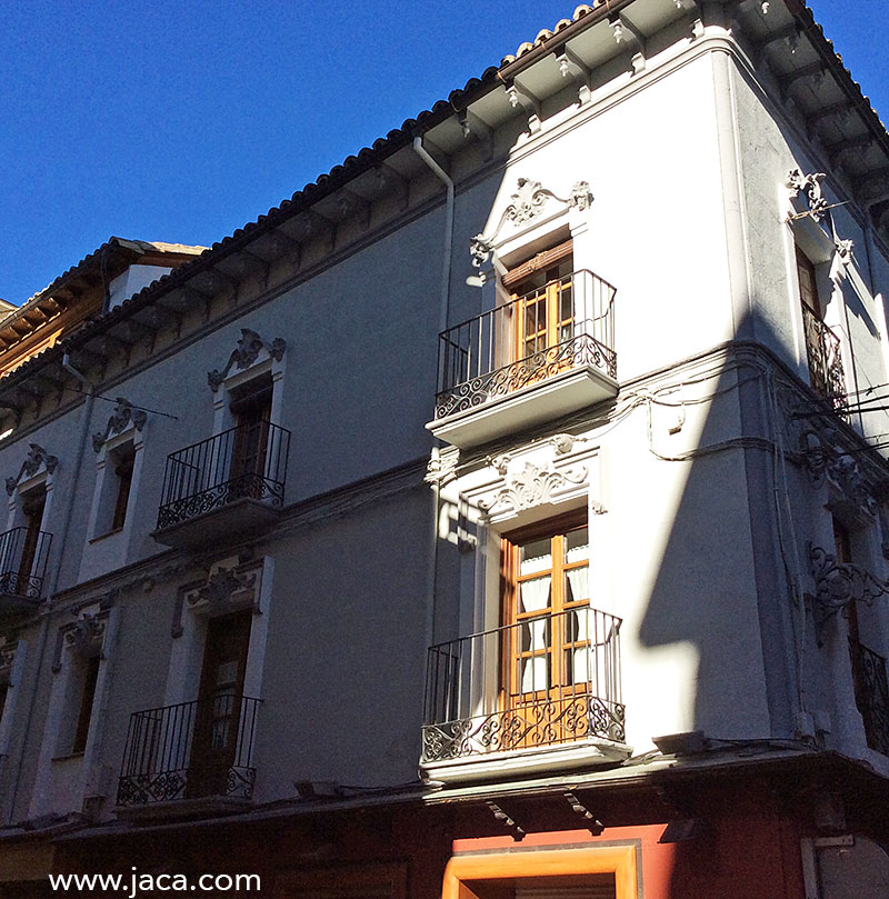 3 - como sucede en la fachada de la casa ubicada en el núm. 17 de la mencionada calle Mayor esquina a la del Obispo por sus ligeros adornos neogóticos