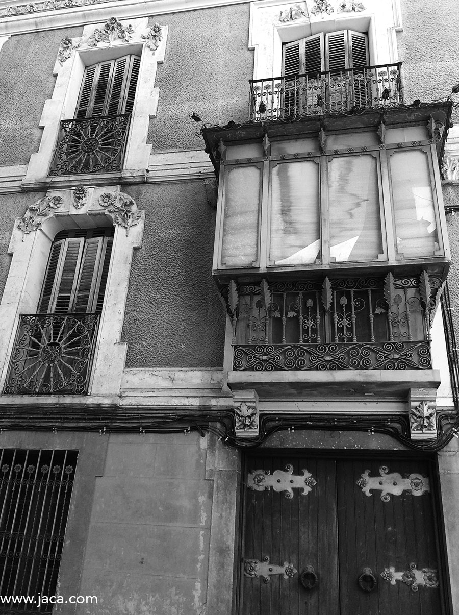 7 - Mención aparte merece la Casa del Marqués de la Cadena, situada en la plaza de su mismo nombre, donde los motivos florales modernistas adornan una fachada que necesita restauración.