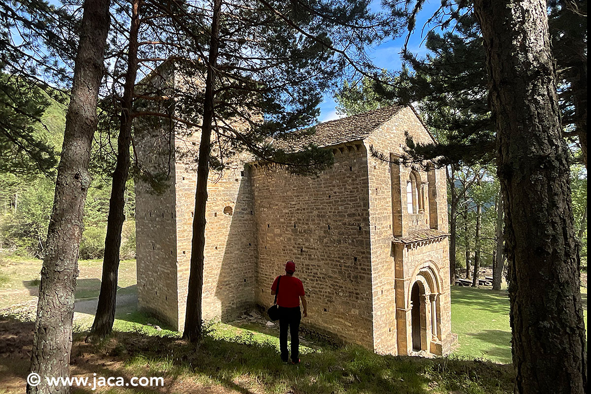 Lugar de peregrinación y monasterio benedictino, fue construida en varias fases, y es una de las primeras iglesias de Aragón con cabecera semicircular. En su interior encontramos restos de un interesante conjunto pictórico en el ábside de estilo gótico internacional. 