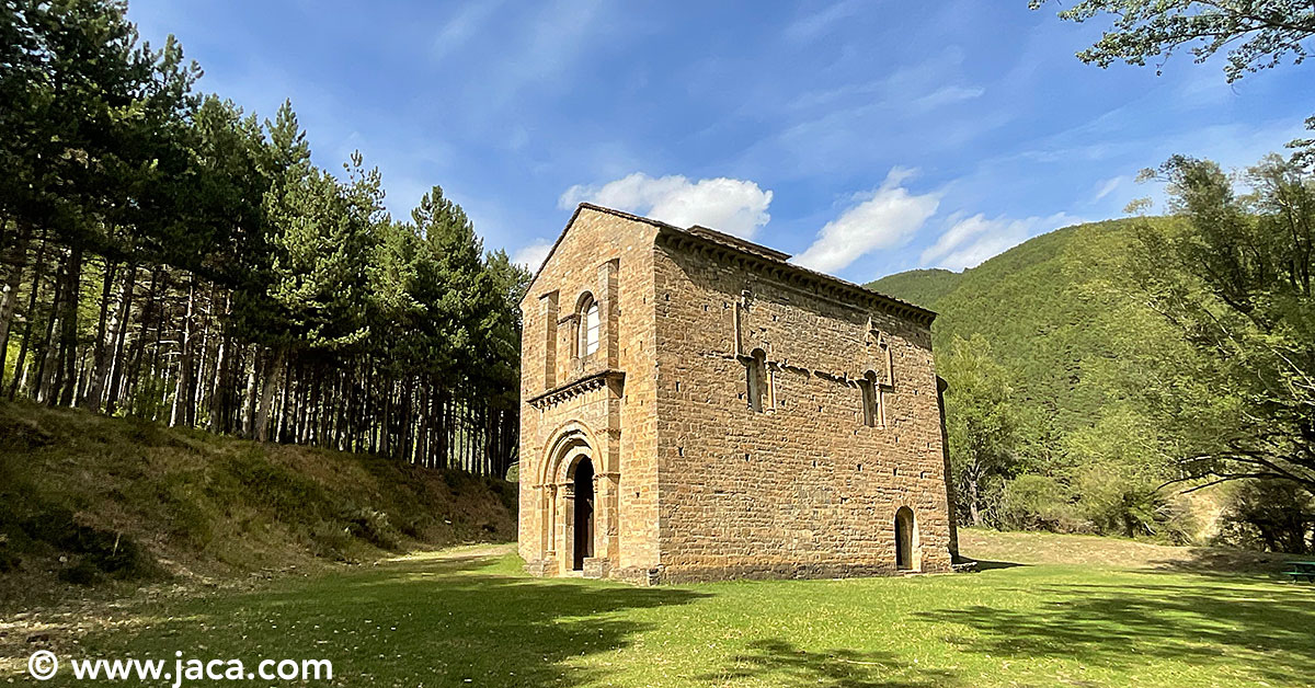 La Asociación Sancho Ramírez nos acompañará en la visita a la Iglesia de Santa María de Iguácel, desde el lunes 17 de julio hasta el 31 de agosto, en horario continuo de 10,30 a 18,30 horas. Situada en el valle de la Garcipollera, al que se accede desde Castiello de Jaca, además de su valiosa arquitectura cobija un interesante conjunto pictórico en el ábside. Un espacio único y sorprendente, en un entorno natural espectacular.
