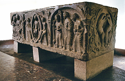 El sarcófago está fechado en la segunda mitad del siglo XII y procede del panteón real de Santa Cruz de la Serós, donde fueron enterrados los restos de las tres hijas del Rey Ramiro I. Se trata de una pieza trapezoidal, decorada en sus cuatro caras por dos escultores distintos.