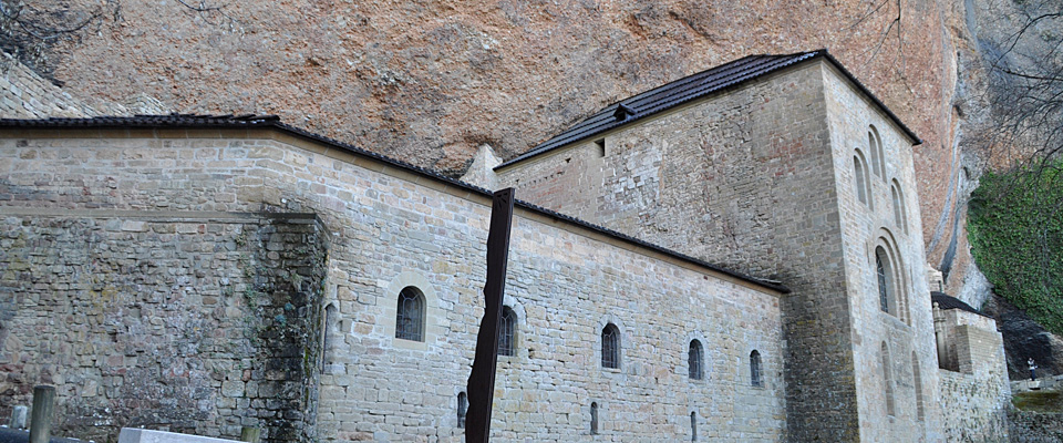 El románico jaqués se extiende sobre un territorio muy amplio y las huellas de los mismos canteros (tímpanos, ajedrezados) se observan en monumentos tan distantes entre sí, como San Adrián de Sasabe, la Catedral de Jaca o la iglesia de Santa María de Santa Cruz de la Serós. Imprescindible la visita del Monasterio de San Juan de la Peña, dónde reside la memoria del origen Aragón y según las leyendas, reposó el Santo Grial. En sus entrañas reposan sus primeros reyes y también la huella del legendario y esplendoroso pasado aragonés... Ver más