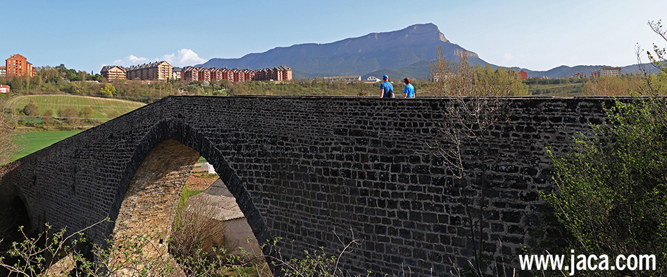 Sendero de los Ríos , puente de San Miguel y Oroel al fondo