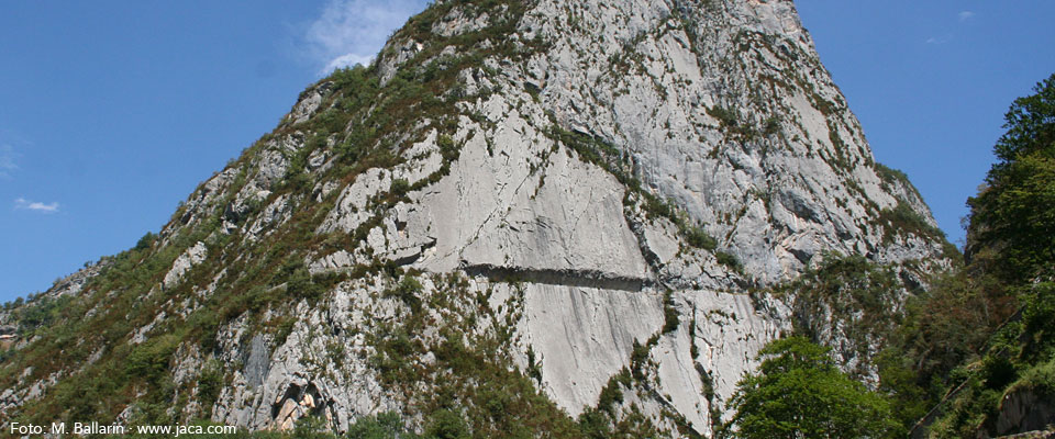 El Valle de Aspe, al otro lado del Puerto de Somport, es una de las visitas imprescindibles por su riqueza natural y patrimonial. 