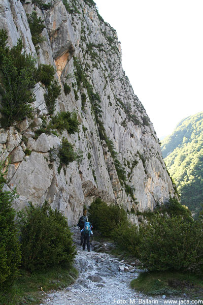 El “chemin de la Mâture” es un camino de 1.200 m. tallado en la roca de la pared que se desploma sobre el arroyo La Secoue y las “gorges d’Enfer”, en Urdos. Su nombre hace referencia a los mástiles de barcos, para cuyo transporte fue necesaria su construcción.