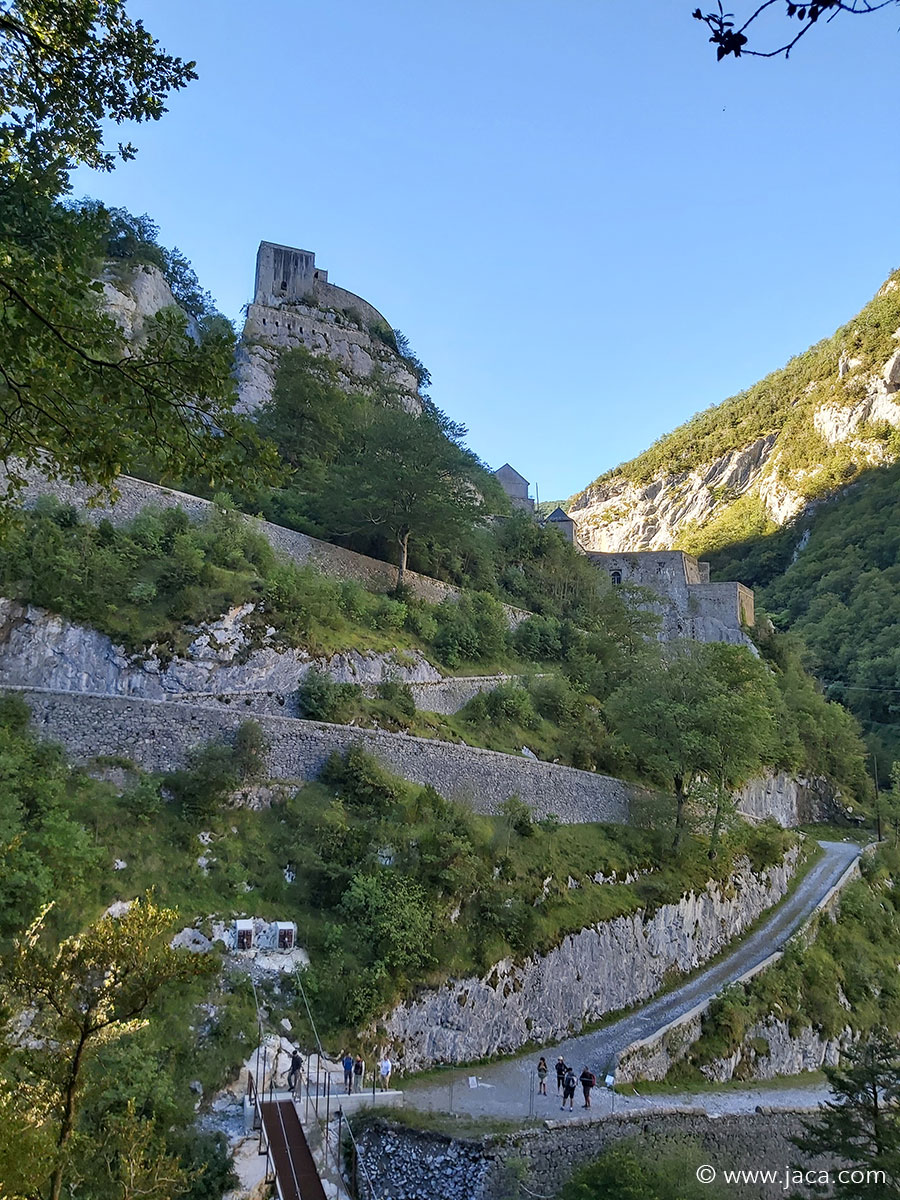 El “chemin de la Mâture” es un camino de 1.200 m. tallado en la roca de la pared que se desploma sobre el arroyo La Secoue y las “gorges d’Enfer”, en Urdos. Su nombre hace referencia a los mástiles de barcos, para cuyo transporte fue necesaria su construcción.