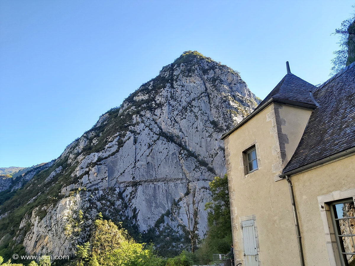 El “chemin de la Mâture” es un camino de 1.200 m. tallado en la roca de la pared que se desploma sobre el arroyo La Secoue y las “gorges d’Enfer”, en Urdos. Su nombre hace referencia a los mástiles de barcos, para cuyo transporte fue necesaria su construcción.