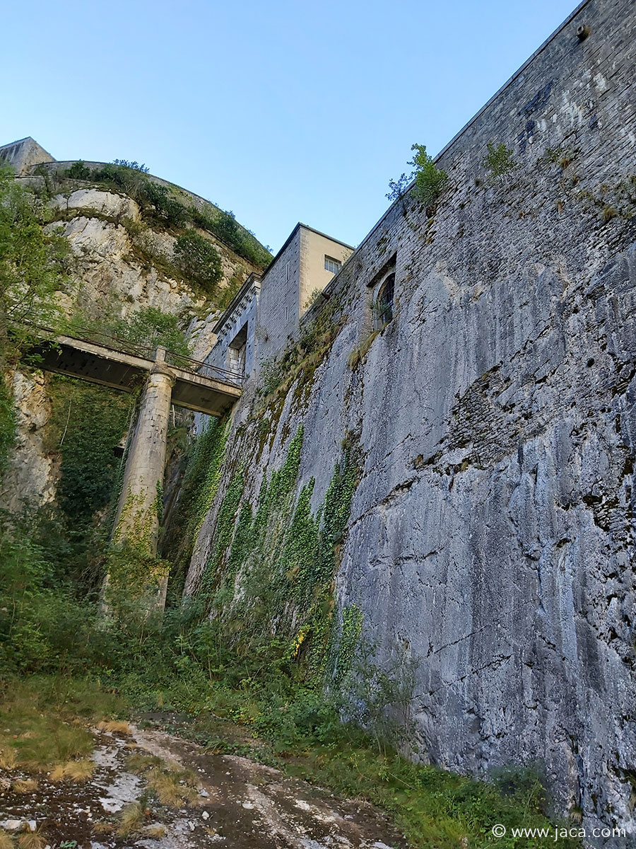 El “chemin de la Mâture” es un camino de 1.200 m. tallado en la roca de la pared que se desploma sobre el arroyo La Secoue y las “gorges d’Enfer”, en Urdos. Su nombre hace referencia a los mástiles de barcos, para cuyo transporte fue necesaria su construcción.