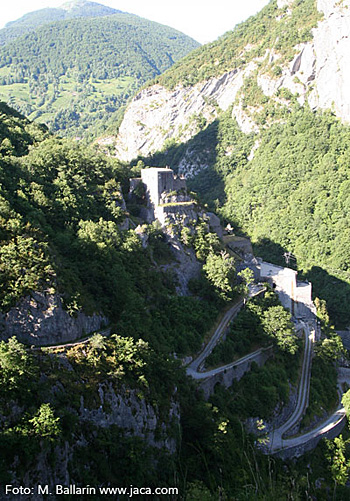 El “chemin de la Mâture” es un camino de 1.200 m. tallado en la roca de la pared que se desploma sobre el arroyo La Secoue y las “gorges d’Enfer”, en Urdos. Su nombre hace referencia a los mástiles de barcos, para cuyo transporte fue necesaria su construcción.