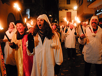 A las 18 h. del sábado 28 tendrá lugar la recepción a la comitiva francesa que realizará un desfile por la calle Mayor y dará comienzo a la teatralización y encuentro con el Rey del Carnaval.