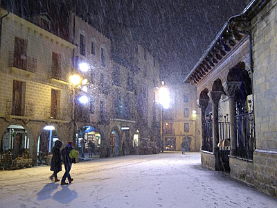 Las precipitaciones de nieve llegaron también este domingo a Jaca, ofreciéndonos imágenes como estas... Ver más fotos y vídeo