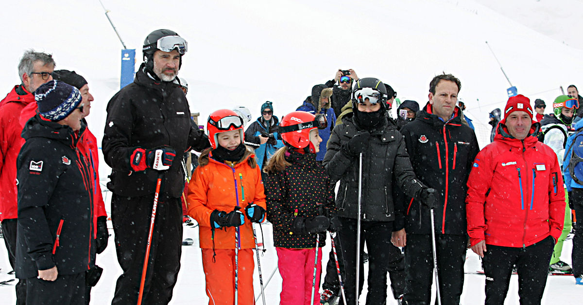 Los Reyes y sus hijas visitaron el pasado fin de semana en el Pirineo aragonés. Según han publicado diversos medios, y hemos podido constatar por las imágenes difundidas a través de la redes sociales, la Familia Real disfrutó de una completo fin de semana, en el que degustaron la gastronomía de Jaca, visitaron el Museo Diocesano y la Ciudadela y pudieron esquiar en la estación de Astún. 