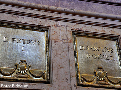 La reforma sólo afectó a la decoración, quedando los sepulcros en el mismo lugar; se levantó delante de ellos una pared en la que se colocaron láminas de bronce con las inscripciones correspondientes, se distribuyó por la sala profusión de estucos y mármoles, colocando en la pared frontera unos medallones con relieves que representan escenas de legendarias batallas.