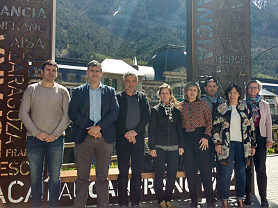 En este proyecto colaboran el Gobierno de Aragón, el Departamento 64 francés y el ayuntamiento de Canfranc, junto a Turismo de Aragón, la Communauté des Communes de la Vallée d'Aspe, y con el apoyo de la Región de Nueva Aquitania y la colaboración de la Asociación de Amigos del Camino de Santiago Jaca Jacobea y los Amis de St Jacques de Francia.