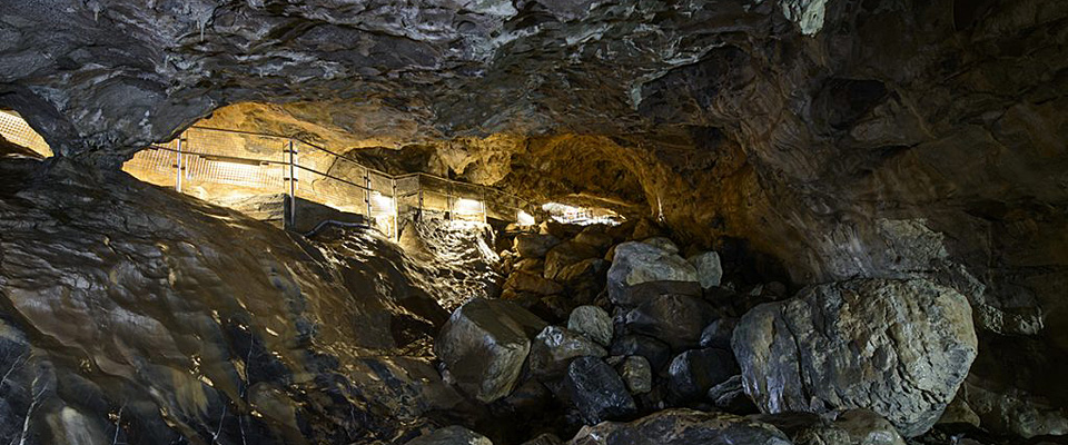 Situada a los pies de Collarada es una cueva en roca caliza que comenzó a formarse durante las glaciaciones cuaternarias y nos ofrece un increíble escenario de estalactitas, estalagmitas, coladas... con su chimenea abierta al exterior. La Cueva ha servido de refugio desde el neolítico, siendo lugar de reunión para brujas y sanadoras según cuentan las leyendas, calabozo, refugio de militares…