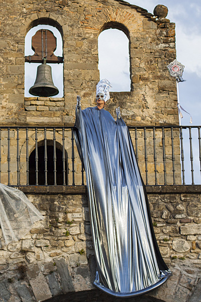 Esta visita teatralizada nos traslada a finales del siglo XVI cuando Felipe II ordenó la construcción de esta fortaleza y recorre lo que fue su edificación a través de distintos personajes: el hada que representa a la propia Ciudadela, los últimos habitantes del Burnao, el arquitecto Spannocchi, el capitán de la fortaleza y el maestre de campo Juan de Velasco.