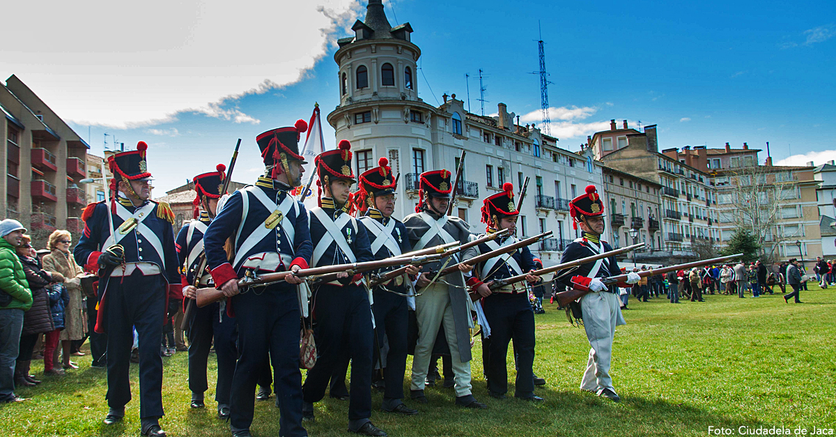 Los cañones retumbarán de nuevo en la Ciudadela y las calles de Jaca serán el escenario de las batallas entre las tropas españolas y el ejército napoleónico que la había tomado en 1814. Durante todo el fin de semana del 27 y 28 de mayo, un campamento de época se instalará en el interior del castillo y los que se acerquen hasta nuestra ciudad se verán trasladados a la Jaca del siglo XIX.