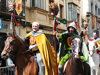 El próximo día 5, Jaca volverá a conmemorar la victoria del Conde Aznar sobre el ejercito moro que pretendía tomar la ciudad. Más de 1.300 participantes en un desfile que cada Primer Viernes de Mayo transforma la ciudad. Leer más 