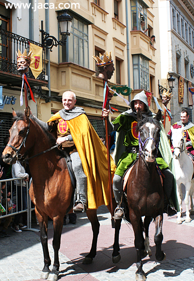 A partir de mediodía tendrá lugar el Desfile de la Victoria, el canto de la salve y saludo de banderas en la catedral y, finalmente, entre las 13.30 y las 14 h. el canto del Himno, el acto más multitudinario de la jornada.